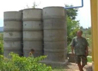 小学校の屋根から集められた水は貯水タンクに貯められ、トイレや先生達の生活のために使用されます