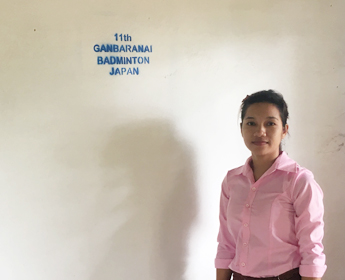 修繕された壁の前に佇むオム・バニィ先生